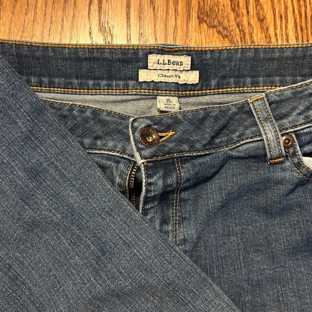 L.L.Bean Classic Fit Women's Size 16 Bootcut Blue Stretch Jeans Medium Wash
